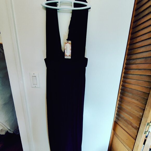 Boohoo Maxi Dress in Black with plunging v neck and left leg slit. Sz 4 NWT - Picture 1 of 6